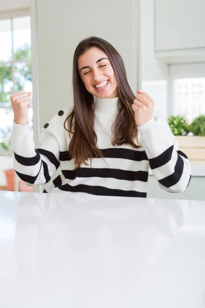 Schöne Junge Frau Streifen Pullover Sehr Glücklich Und Aufgeregt Dabei — Stockfoto