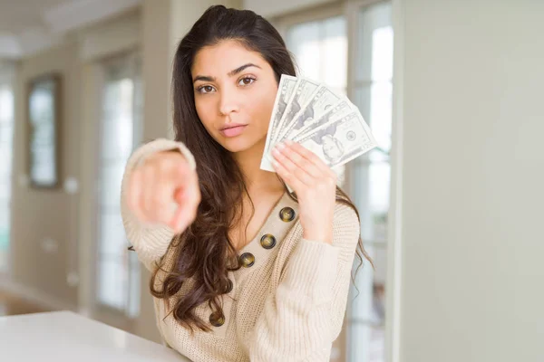 Mujer Joven Sosteniendo Billetes Dólares Señalando Con Dedo Cámara Usted — Foto de Stock