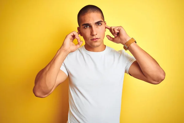 시끄러운 음악의 소음에 성가신 표정으로 손가락으로 노란색 캐주얼 티셔츠를 장애인 — 스톡 사진
