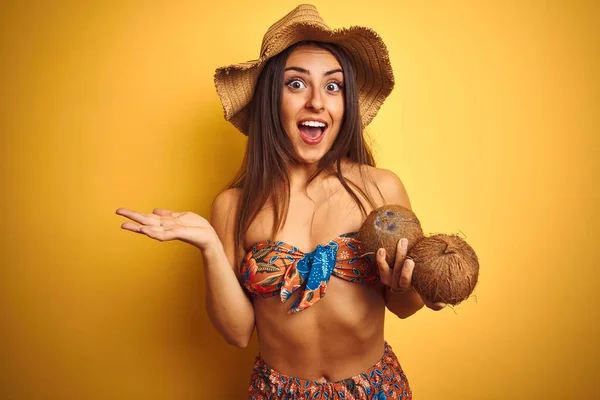 Woman Vacation Wearing Bikini Hat Holding Coconut Isolated Yellow Background — Stock Photo, Image
