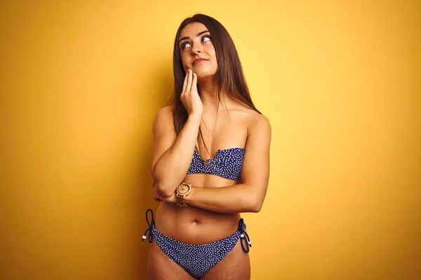 Tatil Üzerinde Genç Güzel Kadın Bikini Ayakta Izole Sarı Arka — Stok fotoğraf