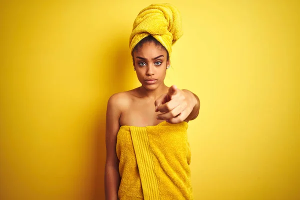 Mujer Afroamericana Joven Con Toalla Después Ducha Sobre Fondo Amarillo —  Fotos de Stock