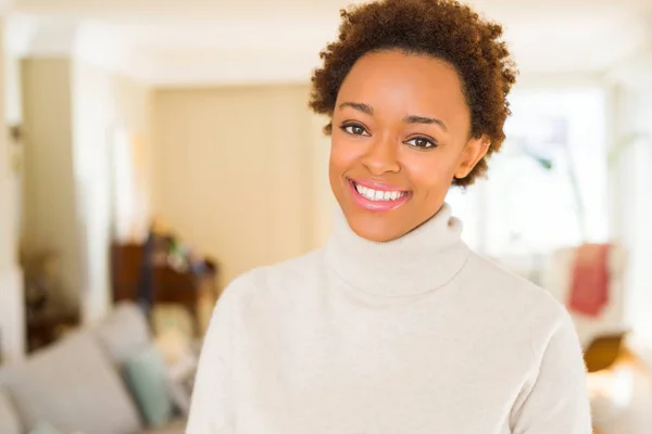 Bela jovem afro-americana sorrindo confiante para o — Fotografia de Stock