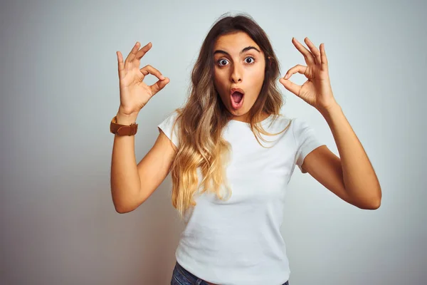 Jovem Mulher Bonita Vestindo Casual Shirt Branca Sobre Fundo Isolado — Fotografia de Stock