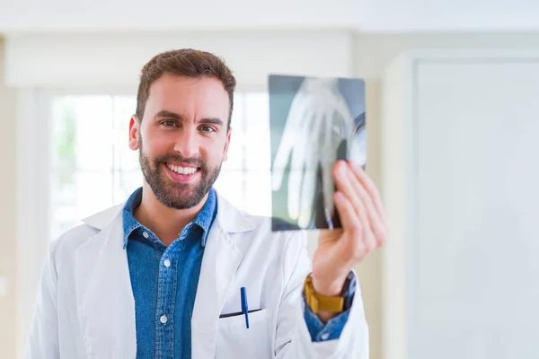 Lekarz Człowiek Patrząc Rentgen Robi Badanie Ciała — Zdjęcie stockowe