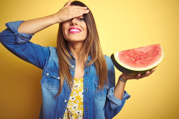 Mulher Bonita Nova Comendo Fatia Melancia Saudável Fresca Sobre Fundo — Fotografia de Stock