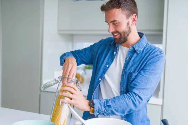 Hombre Guapo Cocinando Pasta Casa — Foto de Stock