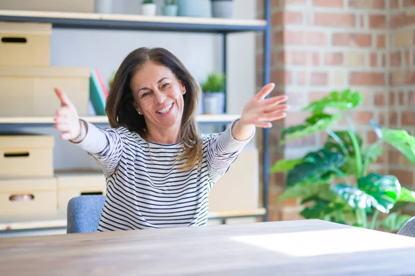 Medelåldern Senior Kvinna Sitter Vid Bordet Hemma Tittar Kameran Leende — Stockfoto