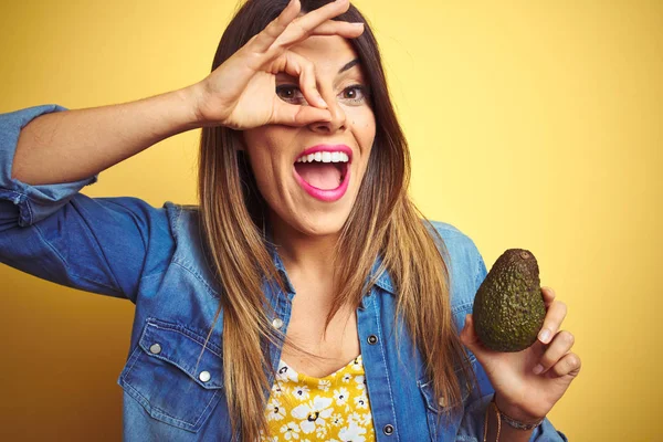 Young Beautiful Woman Eating Healthy Avocado Yellow Background Happy Face — Stock Photo, Image