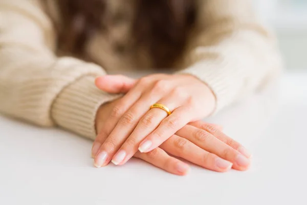 Evlilik Için Altın Bir Ittifak Giyen Birbirlerine Kadın Elleri Yakın — Stok fotoğraf