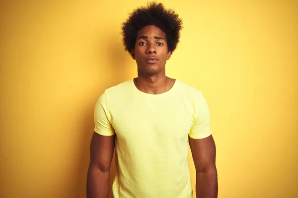 Afroameričan Který Nosí Vlasy Košili Stojící Izolovaném Žlutém Pozadí Vážným — Stock fotografie