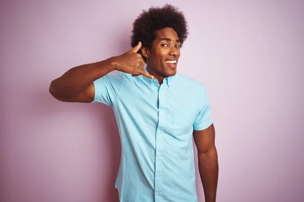Jeune Homme Américain Avec Des Cheveux Afro Portant Chemise Bleue — Photo
