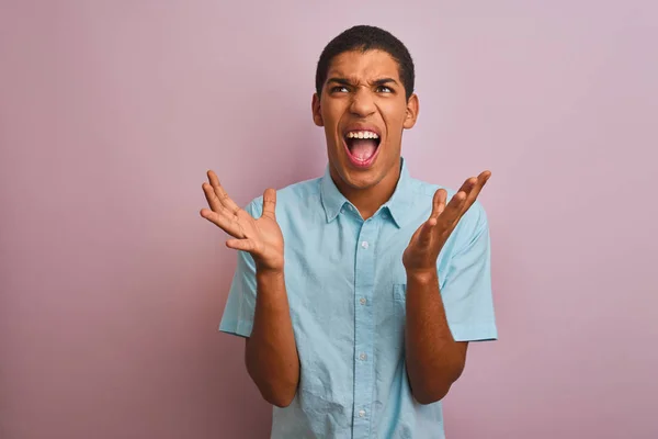 Homem Árabe Bonito Jovem Vestindo Camisa Azul Sobre Fundo Rosa — Fotografia de Stock