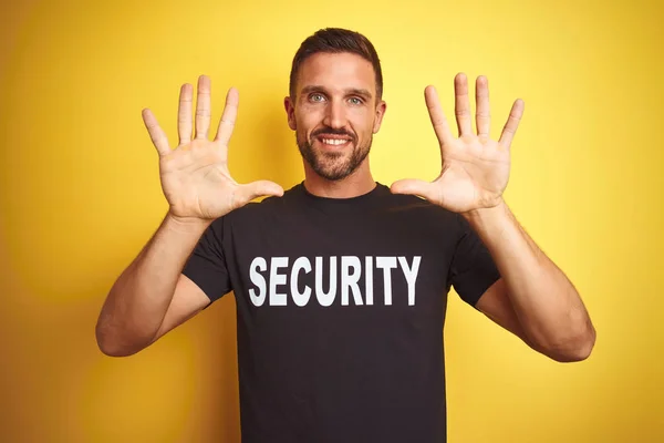 Jovem Salvaguardar Homem Vestindo Uniforme Segurança Sobre Amarelo Isolado Fundo — Fotografia de Stock