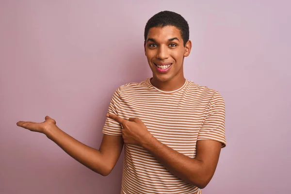 Junger Gutaussehender Arabischer Mann Gestreiftem Shirt Steht Erstaunt Vor Isoliertem — Stockfoto