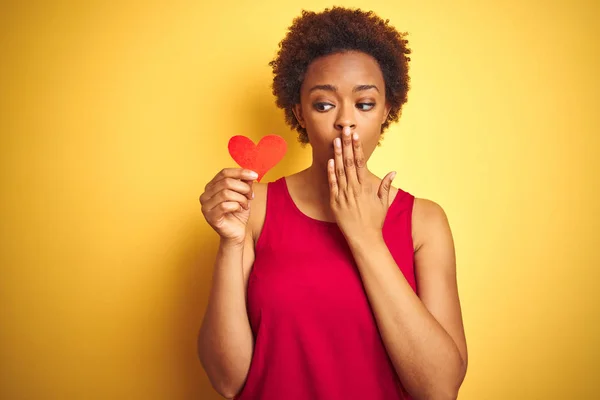 Africano Americano Mulher Segurando Corações Papel Romântico Sobre Amarelo Isolado — Fotografia de Stock