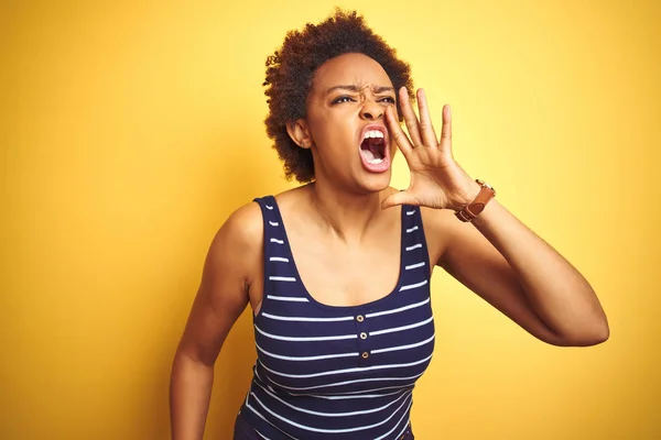 孤立した黄色の背景の上に夏のTシャツを着たボートゥールアフリカ系アメリカ人女性は 口の上に手を当てて大声で叫びました コミュニケーションコンセプト — ストック写真