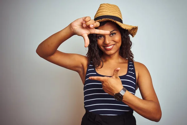 Mulher Transexual Bonita Usando Chapéu Verão Sobre Fundo Branco Isolado — Fotografia de Stock