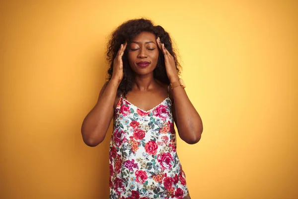 Mujer Afroamericana Con Camiseta Floral Verano Sobre Fondo Amarillo Aislado — Foto de Stock