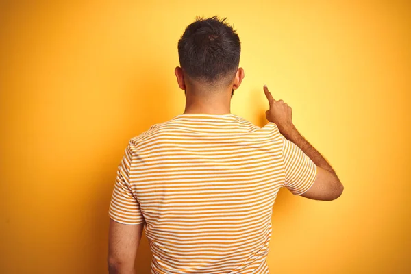 Junger Indischer Mann Shirt Der Vor Isoliertem Gelben Hintergrund Steht — Stockfoto