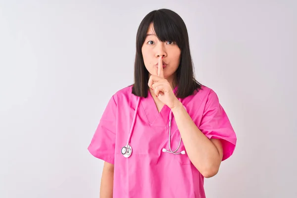 Mladá Krásná Čínská Ošetřovatelka Která Nosí Stetoskop Osamělém Bílém Pozadí — Stock fotografie