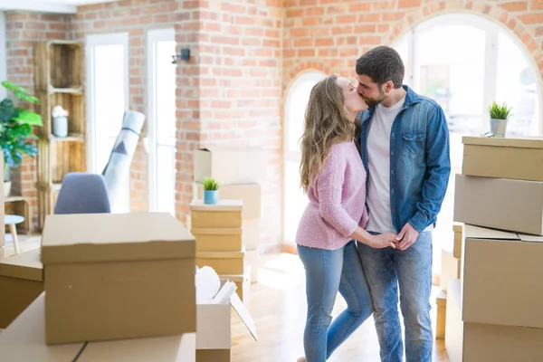 Young beautiful couple looking happy together moving to a new ho — Stock Photo, Image