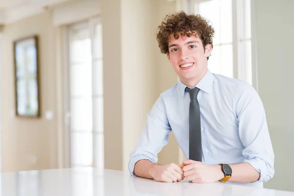 Joven Hombre Negocios Vistiendo Una Corbata Con Una Sonrisa Alegre —  Fotos de Stock