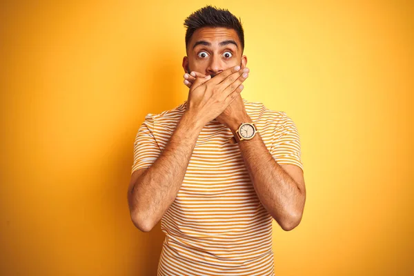 Homem Indiano Jovem Vestindo Camiseta Sobre Fundo Amarelo Isolado Chocou — Fotografia de Stock