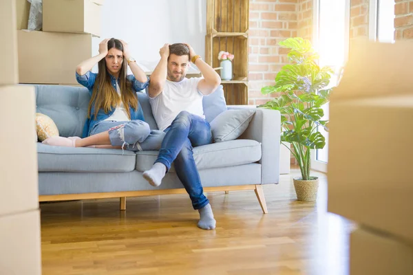 Joven Pareja Hermosa Relajarse Sentado Sofá Alrededor Cajas Mudarse Una — Foto de Stock