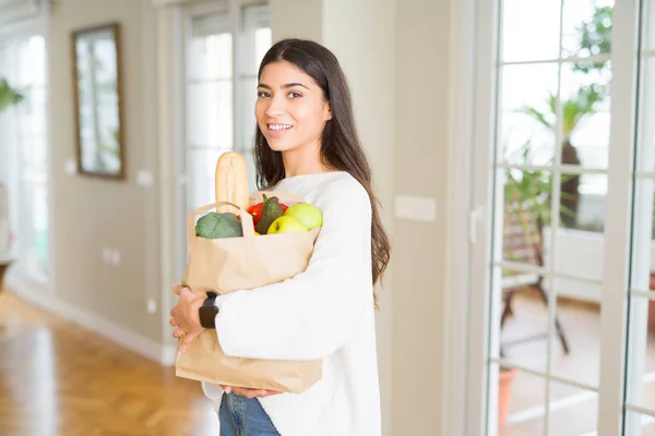 Belle Jeune Femme Souriante Tenant Sac Papier Plein Épicerie Fraîche — Photo