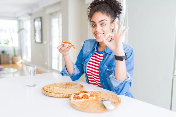 Joven Mujer Afroamericana Comiendo Dos Pizzas Caseras Queso Haciendo Signo — Foto de Stock