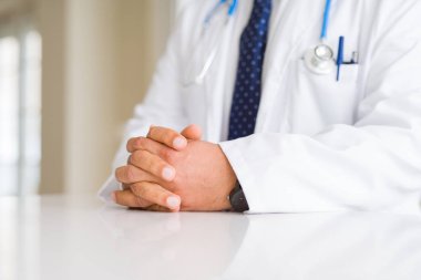 Doktor adam elinde yakın çekim