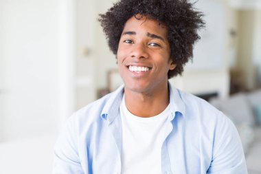 Afrika kökenli Amerikalı adam evde yüzünde mutlu ve güzel bir gülümseme ile. Şanslı kişi.