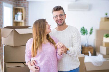 Genç neşeli çift mutlu gösteren düğün yüzük, yeni bir eve hareket nişan kutluyor gülümseyen