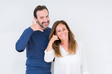 Güzel orta yaş kaç aşk yapıyor gülümseyen izole arka plan üzerinde içinde telefon hareketi ile el ve parmak telefonda konuşuyor gibi. Kavramları iletişim.