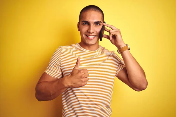 Jovem Bonito Homem Falando Usando Smartphone Sobre Amarelo Isolado Fundo — Fotografia de Stock