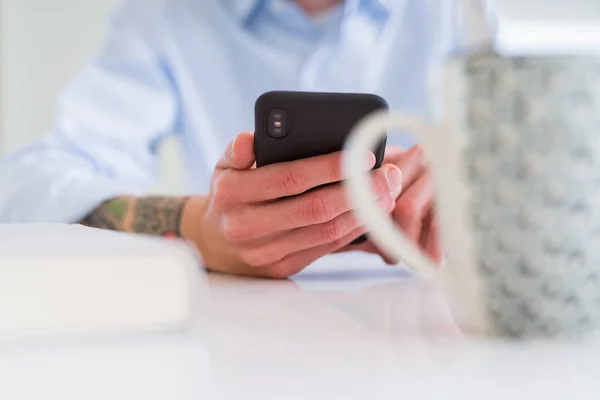 Primer plano del hombre de negocios que trabaja con smartphone —  Fotos de Stock