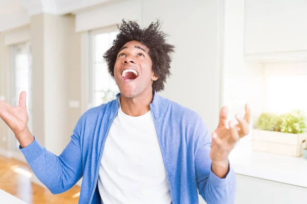 Hombre Afroamericano Casa Celebrando Loco Sorprendido Por Éxito Con Los — Foto de Stock