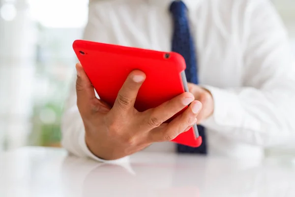 Primo piano di uomo d'affari di mezza età utilizzando tablet — Foto Stock