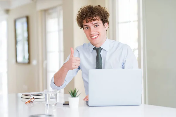 Молодий Бізнесмен Працює Комп Ютерним Ноутбуком Офісі Роблячи Щасливі Великі — стокове фото