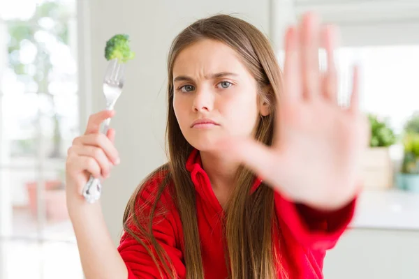 Hermosa Joven Comiendo Brócoli Fresco Con Mano Abierta Haciendo Stop —  Fotos de Stock