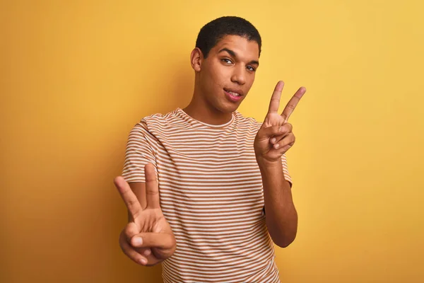 Homem Árabe Bonito Jovem Vestindo Camiseta Listrada Sobre Fundo Amarelo — Fotografia de Stock