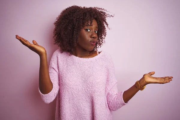 Junge Afrikanische Afro Frau Pullover Der Über Isoliertem Rosa Hintergrund — Stockfoto