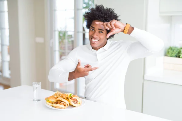 Afroameričan Hladový Muž Pojídal Hamburger Oběd Usmívá Rukama Prsty Spokojenou — Stock fotografie