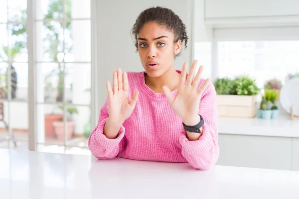 Hermosa Mujer Afroamericana Con Cabello Afro Usando Suéter Rosa Casual — Foto de Stock