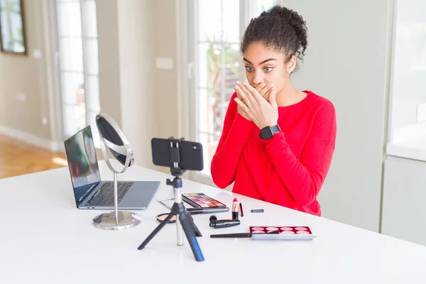 Joven Afroamericana Influencer Mujer Grabación Maquillaje Tutorial Impactado Cubriendo Boca —  Fotos de Stock