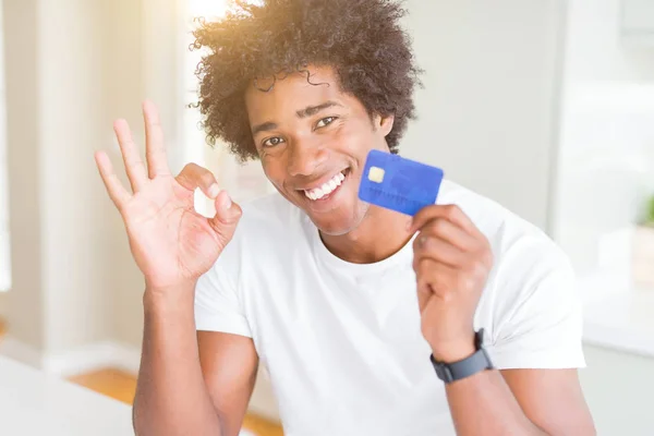 Afrikanisch Amerikanischer Mann Mit Kreditkarte Tut Zeichen Mit Den Fingern — Stockfoto