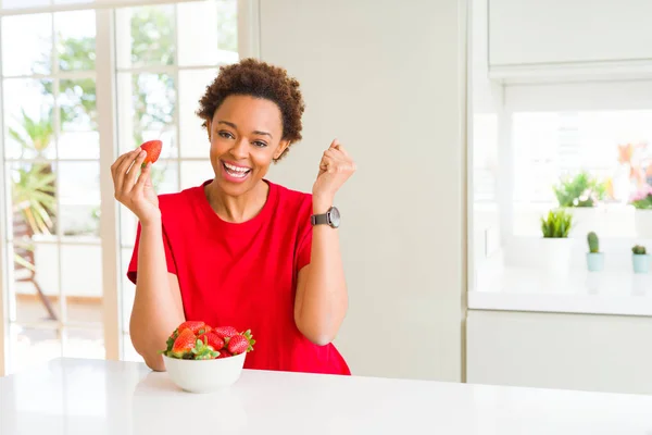 Young African American Woman Eating Fresh Strawberries Breakfast Screaming Proud — Stock Photo, Image