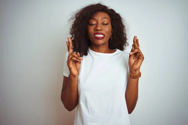 Jonge Afro Amerikaanse Vrouw Dragen Shirt Staande Geïsoleerde Witte Achtergrond — Stockfoto
