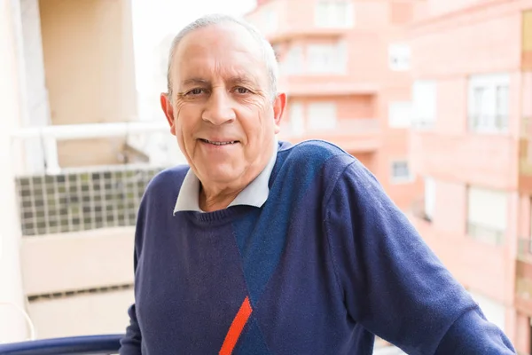 Bonito Homem Meia Idade Sênior Sorrindo Alegre Feliz Positivo Pela — Fotografia de Stock